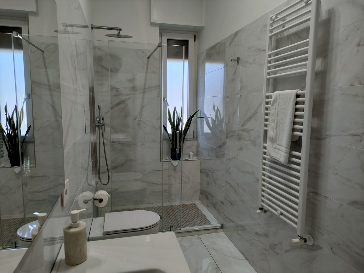 Vista sulla città incorniciata da una finestra di design