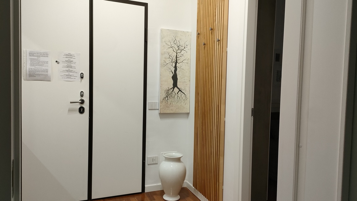 Vista sulla città incorniciata da una finestra di design