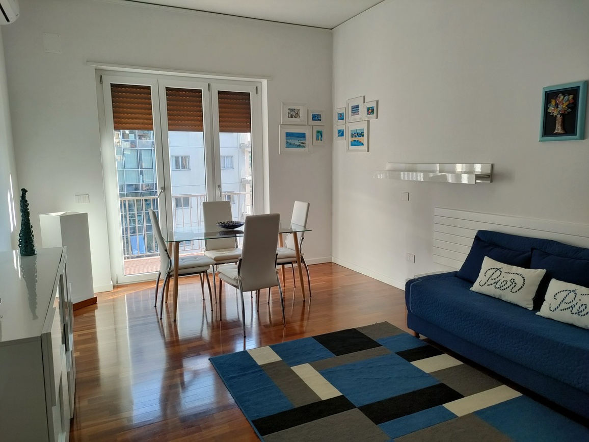 Materiale pregiato, come marmo o legno scuro