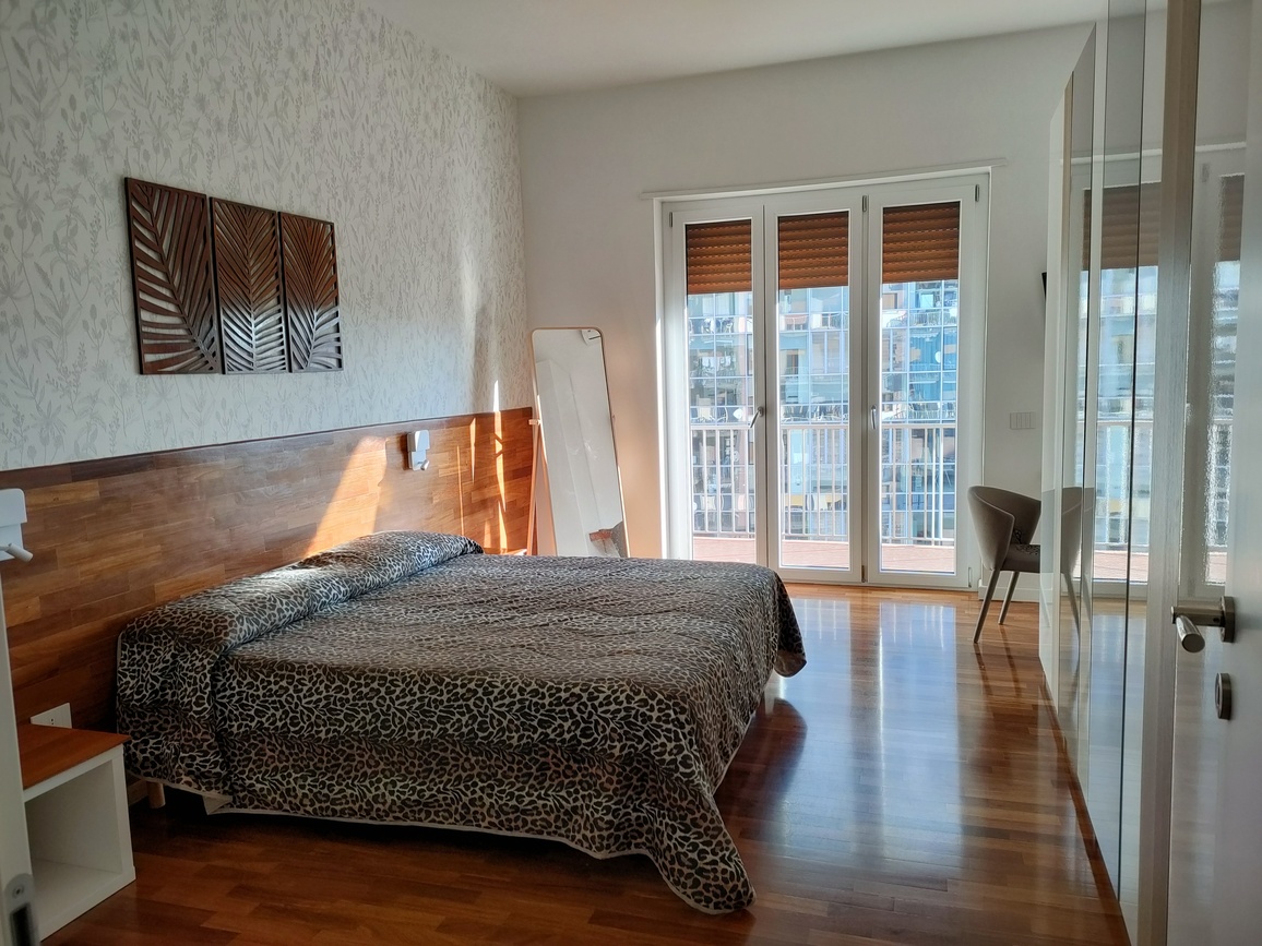 Materiale pregiato, come marmo o legno scuro