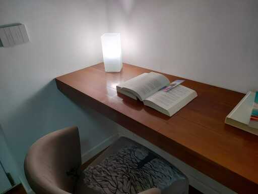 Materiale pregiato, come marmo o legno scuro