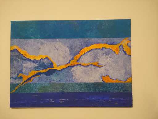 Vista sulla città incorniciata da una finestra di design